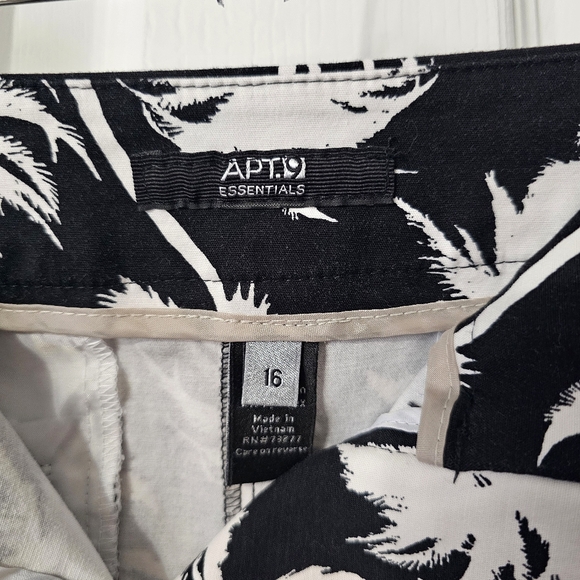Apt. 9 Black and White Palm Tree Print Shorts - Size 16 - Picture 8 of 13